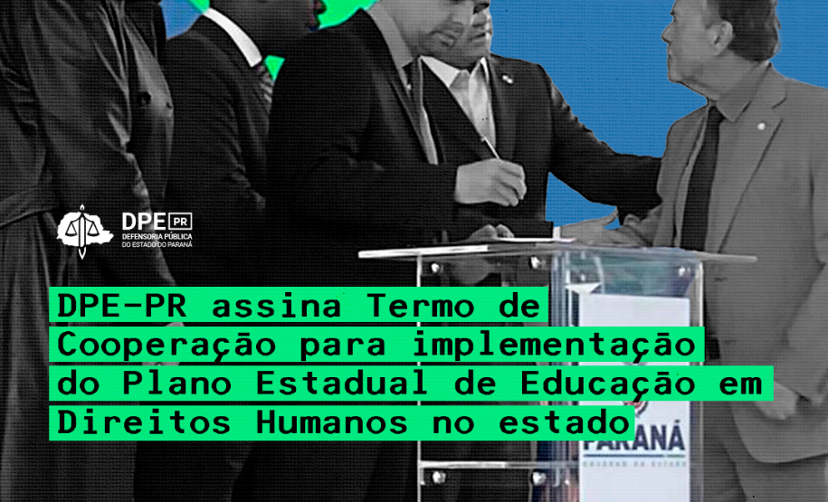 Imagem em formato de arte, na qual, capta o momento que o Defensor Público-Geral André Ribeiro Giamberardino assina o termo mencionado no título, "DPE-PR assina Termo de Cooperação para implementação para o Plano Estadual de Educação em Direitos Humanos no Estado", que aparece em destaque na imagem. O fundo é composto pelas cores azul e verde, na imagem, tem quatro pessoas em preto e branco conversando enquanto uma delas está parada assinando.