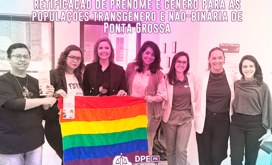 Imagem que mostra diversas pessoas da equipe que trabalhou no mutirão segurando uma bandeira LGBT com as cores do arco-íris. Acima das pessoas, está escrito o título da matéria “Mutirão Meu Nome, Meu Direito leva retificação de prenome e gênero para as populações transgênero e não-binária de Ponta Grossa”.