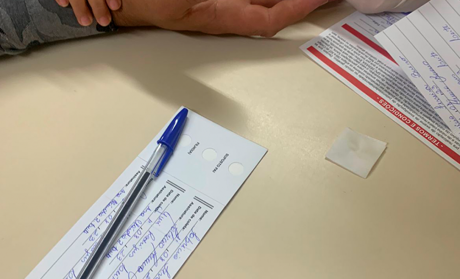 Imagem que mostra em detalhes a delicada retirada de DNA dos assistidos.