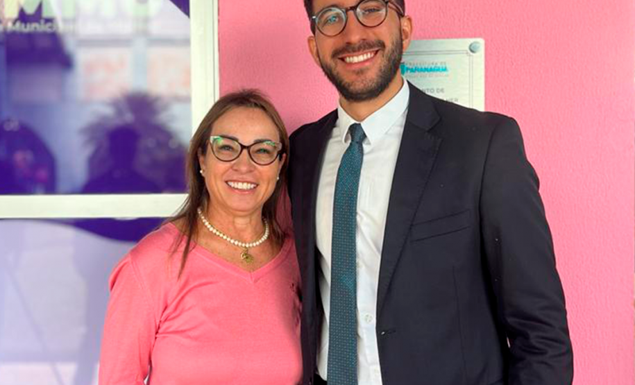 Na faixada do Ponto de Atendimento à Mulher está pousando para a foto a Secretária Municipal da Mulher, Vandecy Dutra e o defensor público, coordenador das sedes do litoral, Vinícius de Godeiro.