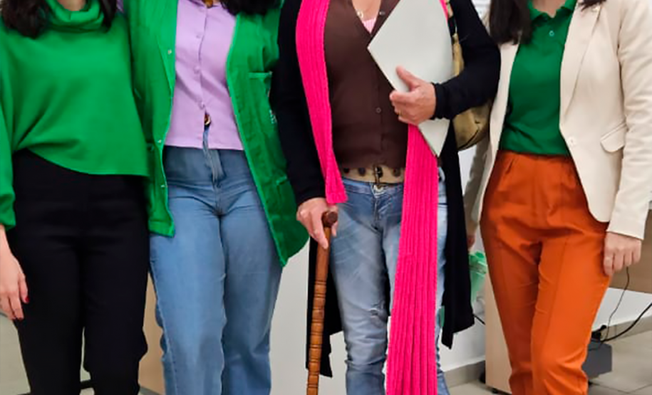 Imagem que mostra as defensoras públicas que atuaram no mutirão junto de uma mulher que foi atendida.