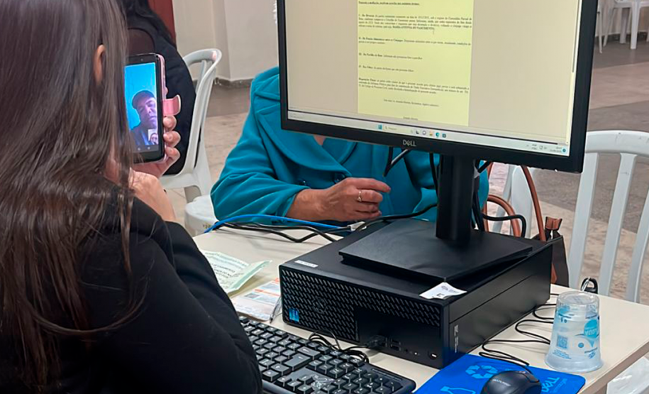 Imagem mais detalhada do atendimento dos defensores, mostrando o defensor em chamada de vídeo com um assistido.