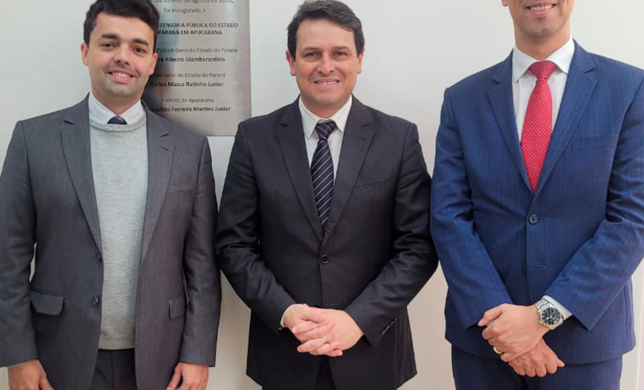 Imagem do Defensor Público-Geral, André Giamberardino junto de autoridades locais ao lado da placa de inauguração da nova sede em Apaucarana.