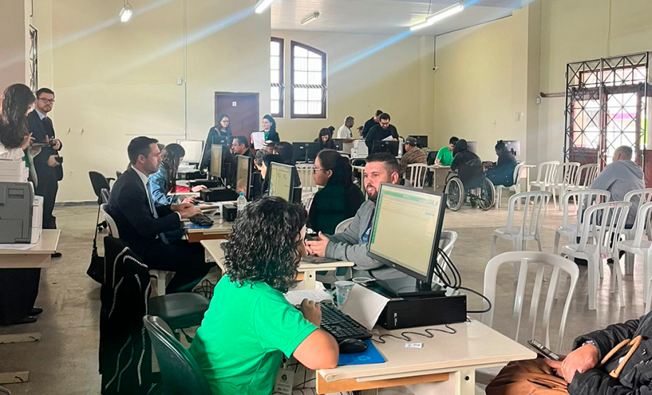 Imagem a qual mostra defensores atendendo o público.