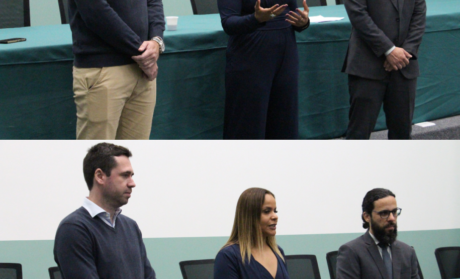 As duas imagens mostram as mesmas pessoas de pé, conversando com pessoas que não aparecem na imagem. Eles sorriem. A mulher, ao centro, fala enquanto os homens ao lado dela escutam.