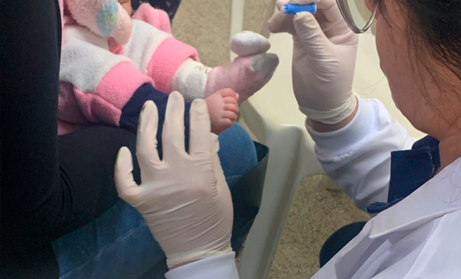 Imagem que mostra a delicada retirada de DNA dos filhos dos assistidos.