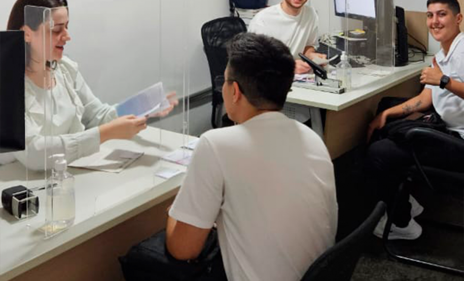 Imagem mais detalhada do atendimento, onde mostra dois defensores atendendo o público.