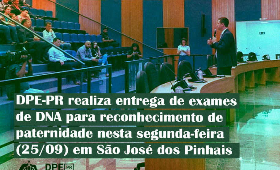 Imagem que mostra o defensor Matheus Munhoz falando para pessoas que aguardam atendimento para a entrega de DNA. Elas estão sentadas em cadeiras destinadas ao público na Câmara Municipal de São José dos Pinhais. Na imagem é possível ler o título da matéria DPE-PR realiza entrega de exames de DNA nesta segunda-feira (25/09) em São José dos Pinhais. Abaixo está o logo da DPE-PR.