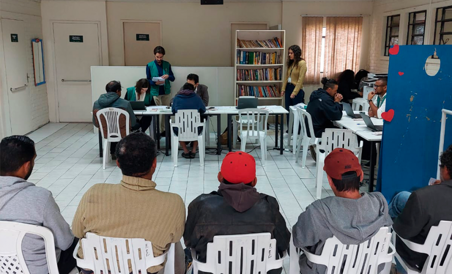 Imagem com foto de atendimentos realizados pela Defensoria no mutirão Pop Rua, em Curitiba, no mês de setembro.