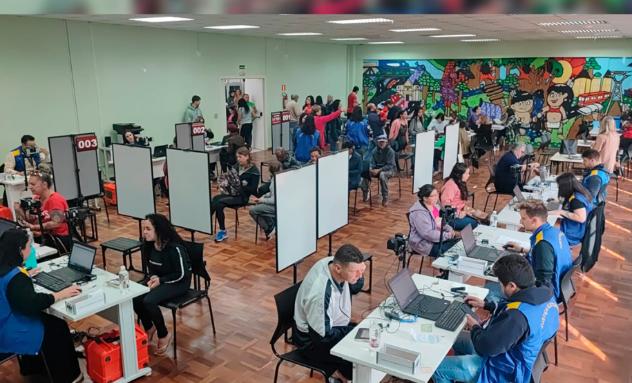 Imagem com foto de atendimentos realizados pela Defensoria no projeto Paraná em Ação, no mês de setembro.