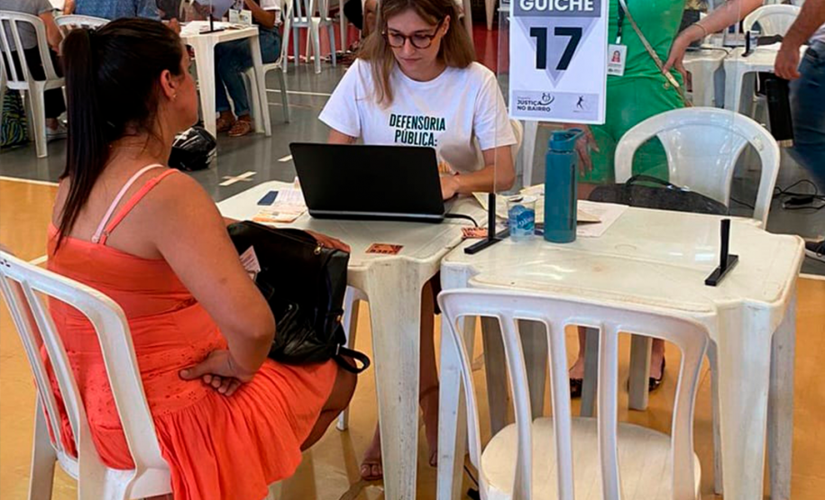 Imagem com foto de atendimentos realizados pela Defensoria no projeto Justiça no Bairro, no mês de setembro.