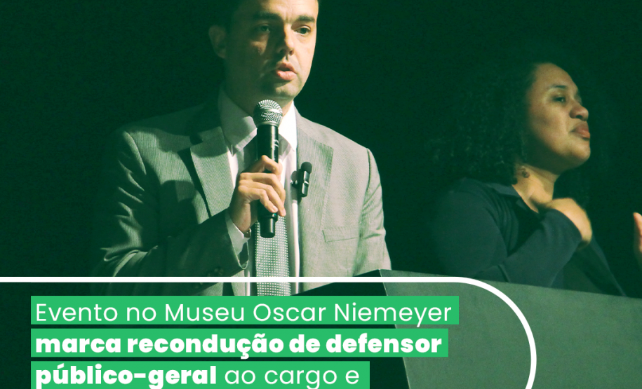 Imagem que mostra o defensor-geral André Giamberardino discursando no evento de sua recondução ao cargo. Acima da imagem está escrito o título da matéria.