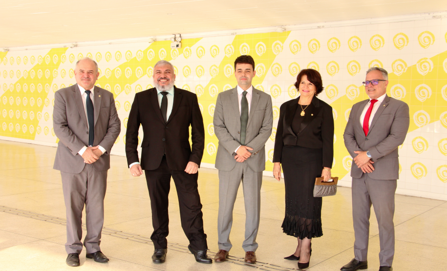 Imagem do defensor-geral André Giamberardino com o presidente do Condege e defensor público-geral de Roraima, Oleno Matos.