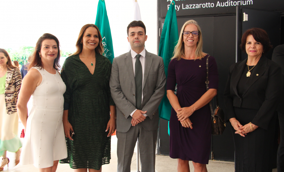 Imagem do defensor-geral André Giamberardino com a coordenadora-geral de acesso à justiça e redução de litigiosidade do Ministério da Justiça, Kelen Cristina de Oliveira, a subdefensora-geral Olenka Lins e Silva, a presidenta da Adepar, Jeniffer Scheffer, e a subcorregedora-geral da DPE-PR, Josiane Fruet Bettini Lupion.