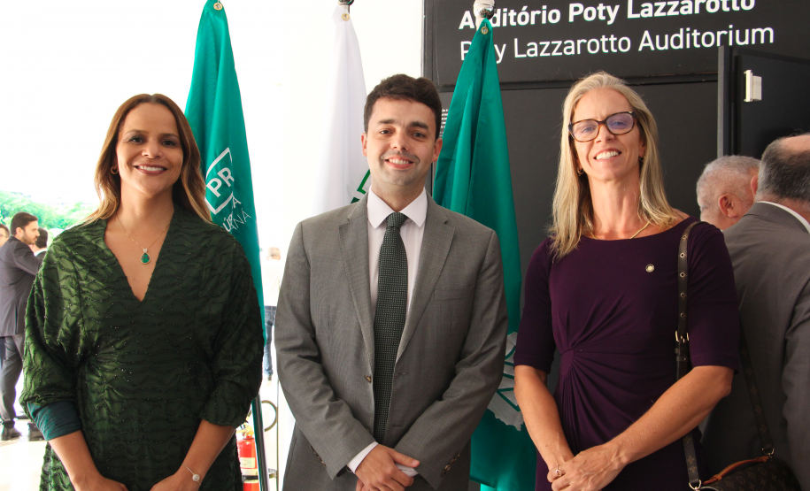 Imagem do defensor-geral André Giamberardino com a coordenadora-geral de acesso à justiça e redução de litigiosidade do Ministério da Justiça, Kelen Cristina de Oliveira, e com a subdefensora-geral Olenka Lins e Silva.