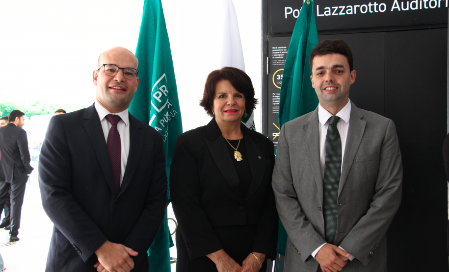 Imagem do defensor-geral André Giamberardino com a primeira defensora-geral do Paraná, Josiane Fruet Bettini Lupion, e o ex-defensor-geral Eduardo Pião Ortiz Abraão.