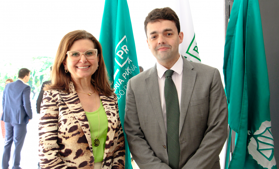 Imagem do defensor-geral André Giamberardino com a subprocuradora-geral de Justiça para Assuntos de Planejamento Institucional do Ministério Público do Paraná, Samia Saad Gallotti Bonavides.