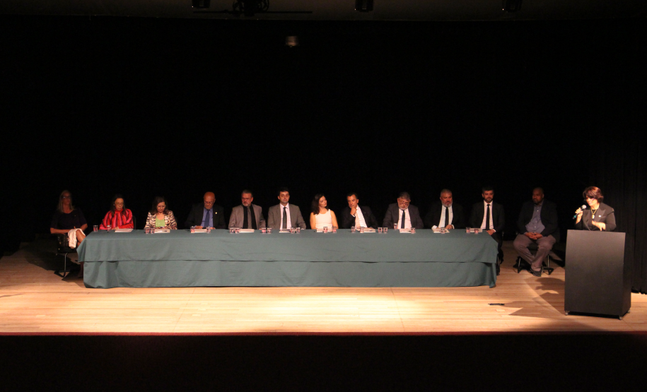 Imagem da mesa com as autoridades presentes no evento.