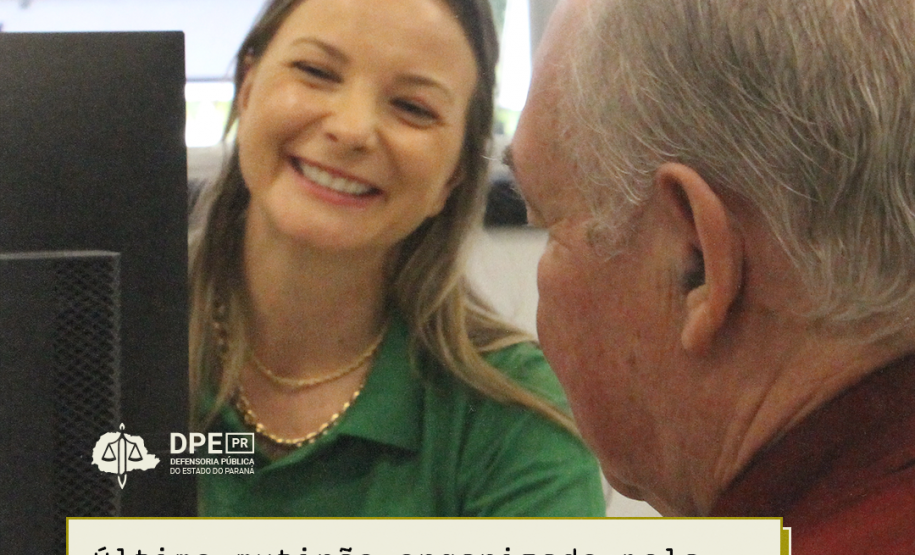 Imagem de uma assessora jurídica da Defensoria atendendo um senhor. Ela esta sorrindo e olhando para a tela do computador. Por cima da iamgem, está o título da matéria. Acima, o logo da Defensoria.