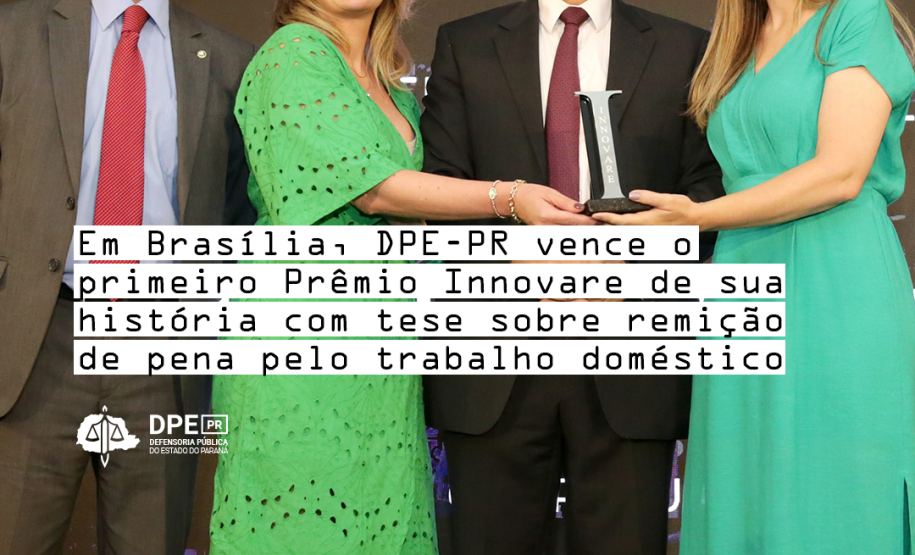 Imagem de foto da assistente social Nilva Maria Rufatto Sell, da defensora pública Mariela Reis Bueno e do defensor público-geral do Paraná, André Ribeiro Giamberardino, recebendo Prêmio Innovare do ministro do Supremo Tribunal Federal Alexandre de Moraes, sob o título "Em Brasília, DPE-PR vence primeiro Prêmio Innovare de sua história com tese sobre trabalho doméstico para remição de pena".