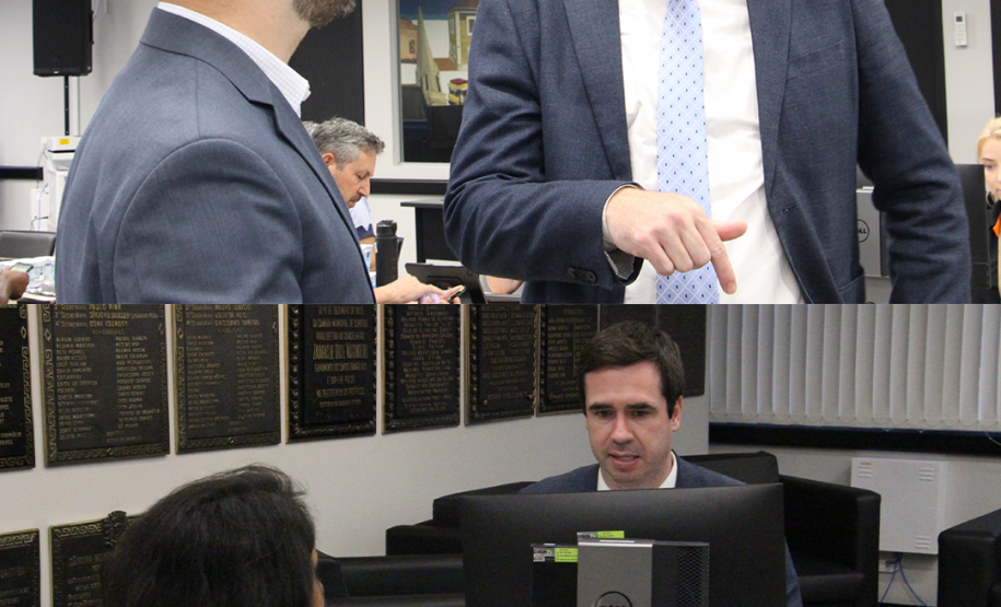 Imagem com duas fotos: acima, o coordenador da Assessoria de Projetos Especiais, Matheus Munhoz, conversa com o presidente da Câmara Municipal de Curitiba, Marcelo Fachinello; abaixo, o coordenador da Assessoria de Projetos Especiais, Matheus Munhoz, realiza atendimento à assistida durante o mutirão.