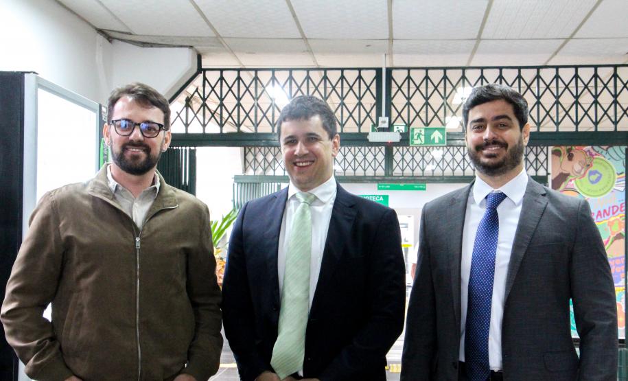 Imagem que mostra os defensores Dezidério Machado Lima, Nicholas Moura e Silva e Leonardo Alvite Canella, que integram a Comissão Organizadora do III Concurso Público para Servidores e Servidoras da DPE-PR.