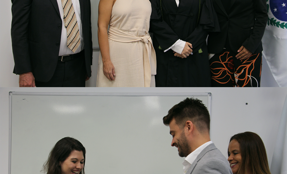 Imagem em formato de colagem, na imagem acima, uma foto paisagem da família da nova Defensora Pública Mariane Guimarães acompanhada de seu pai, sua mãe e sua esposa. Na imagem abaixo, está o registro do momento que o Segundo Subdefensor Público-Geral Bruno Müller junto da Primeira Subdefensora Pública-Geral Olenka Lins entregam para a nova Defensora Pública Mariane Guimarães sua carteira funcional.