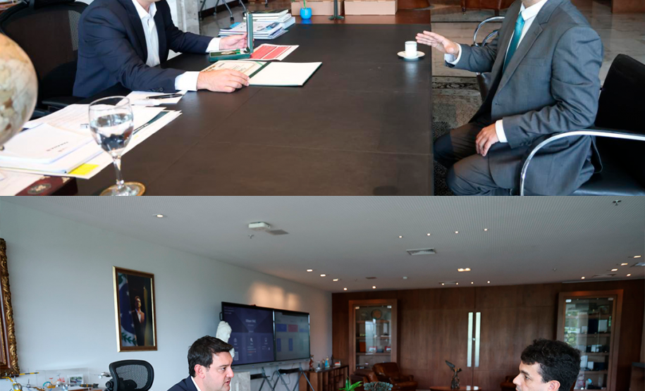 Colagem com duas fotos que mostram o Defensor Público-Geral sentado à mesa de frente com o governador. Os dois conversam e mexem no certificado e na medalha de honra.