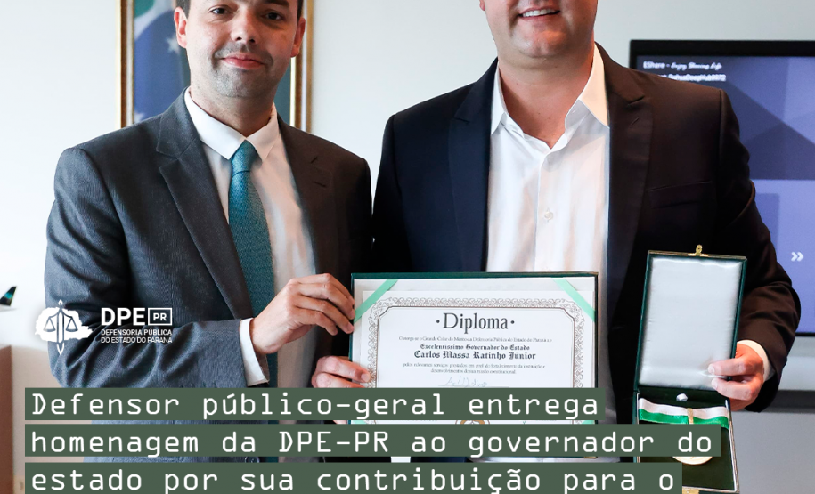 Imagem com a foto do Defensor Público-Geral, André Giamberardino, entregando ao governador do estado do Paraná, Carlos Massa Ratinho Junior, um certificado e uma medalha de homenagem pela colaboração com o crescimento da Defensoria.  Os dois são homens caucasianos altos e com cabelos castanhos. Ambos usam terno e gravata. Alinhado à esquerda, o título da matéria, tarjado em verde e, acima, o logo da Defensoria em branco.