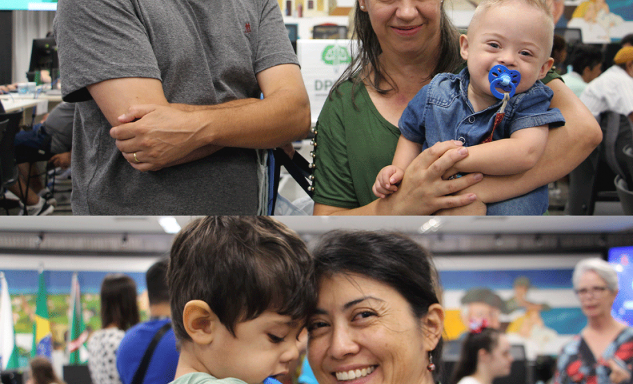 Imagem em formato de colagem de duas fotos, sendo a foto superior uma foto retrato de uma família com uma criança com Síndrome de Down sendo atendida. Na foto inferior, também em um close de retrato, está outra família assistida.Vemos uma mulher segurando e abraçando seu filho, que tem Transtorno do Espectro Autista.