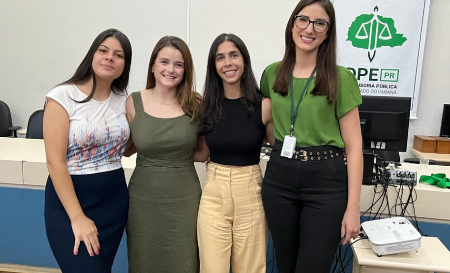Imagem que mostra a equipe da DPE-PR que atende a população em Jandaia do Sul. São quatro mulheres: a defensora pública Maria Luiza Valverde, a assessora Isabela Caniato e as estagiárias Juliana Morais de Souza e Ana Clara de Carvalho Laurentino. As quatro estão lado a lado, abraçadas e sorriem.