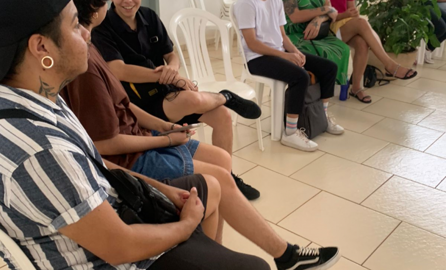 Imagem de uma foto em um ângulo aberto de usuários sentados esperando o atendimento.