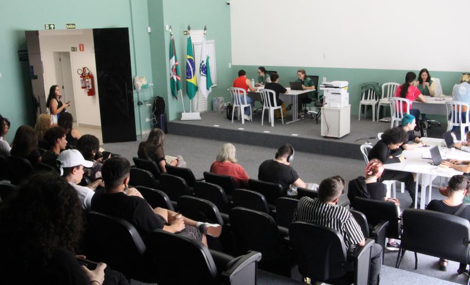 Imagem de uma foto com um ângulo aberto do mutirão, mostrando usuários esperando o seu atendimento.