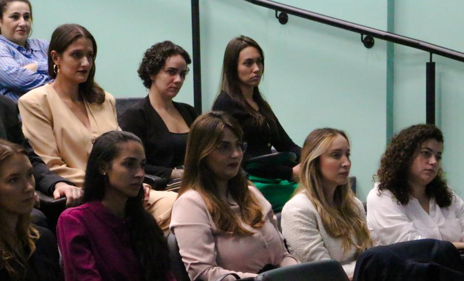 Imagem com foto da abertura do novo curso de defensores públicos e defensoras públicas do Paraná.