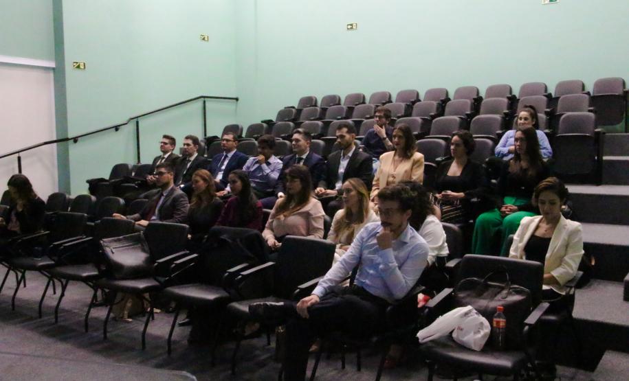 Imagem com foto da abertura do novo curso de defensores públicos e defensoras públicas do Paraná.