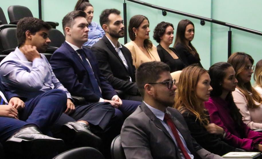 Imagem com foto da abertura do novo curso de defensores públicos e defensoras públicas do Paraná.