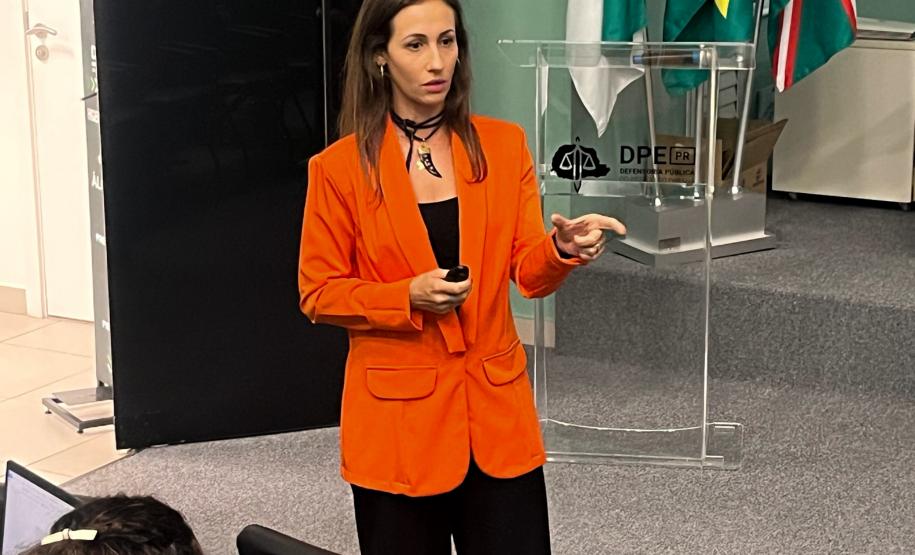 Imagem com foto da abertura do novo curso de defensores públicos e defensoras públicas do Paraná.