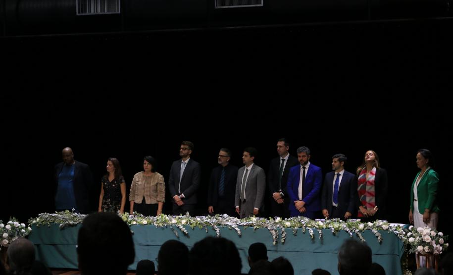 Imagem da posse dos(as) 16 novos(as) defensores(as) públicos(as) do Paraná.