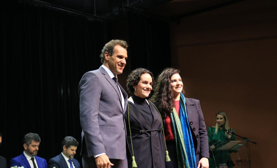 Imagem da posse dos(as) 16 novos(as) defensores(as) públicos(as) do Paraná.