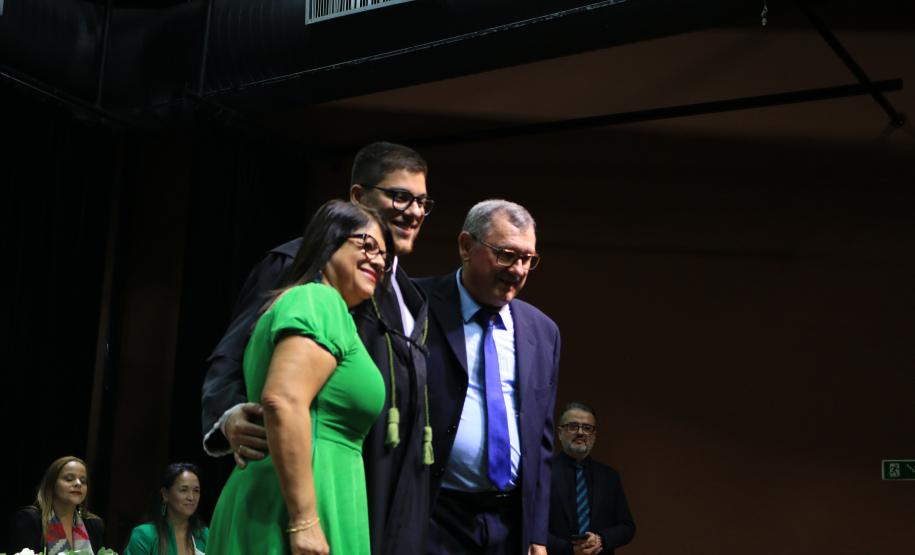 Imagem da posse dos(as) 16 novos(as) defensores(as) públicos(as) do Paraná.