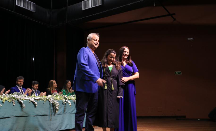 Imagem da posse dos(as) 16 novos(as) defensores(as) públicos(as) do Paraná.