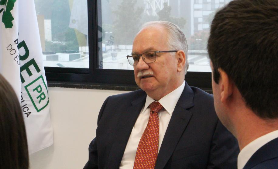 Imagem com a foto do Ministro Fachin sentado à mesa com personalidades representantes das catergorias da Defensoria.