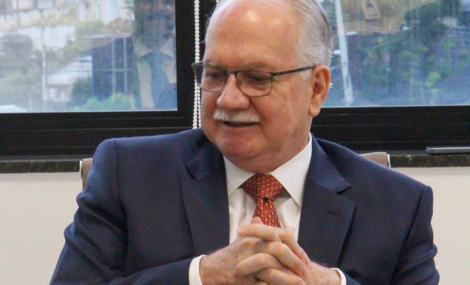 Imagem com a foto do Ministro Fachin. Ele está sentado em frente a uma janela.