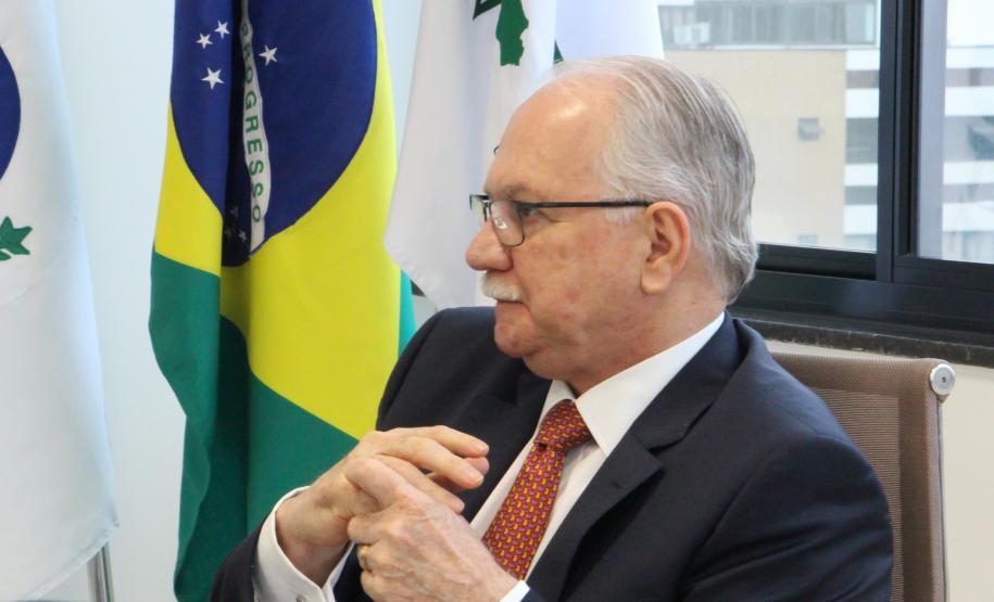 Imagem com a foto do Ministro Fachin sentado à mesa com as bandeiras do Brasil e da Defensoria ao fundo.