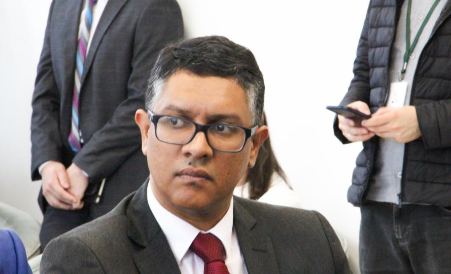 Imagem com a foto do defensor público Ricardo Menezes