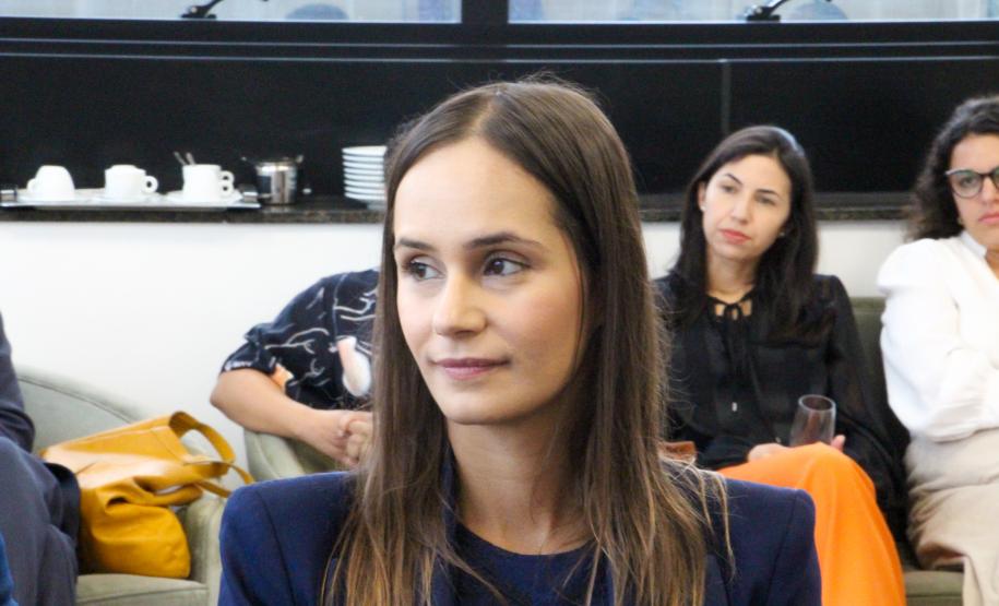 Imagem com a foto da defensora pública e Chefa de Gabinete Lívia Brodbeck