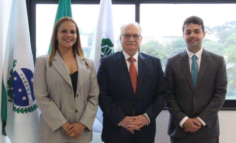 Imagem com a foto do Ministro Fachin junto do Defensor Público-Geral, André e da defensora Olenka