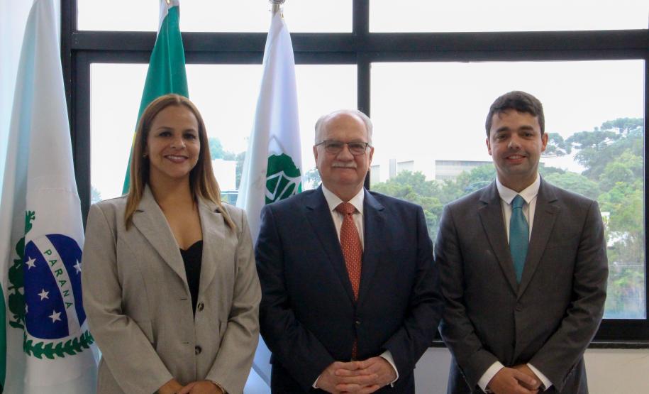 Imagem com a foto do Ministro Fachin junto do Defensor Público-Geral, André e da defensora Olenka