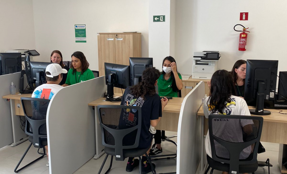 Imagem de uma foto em um ângulo aberto de servidores públicos fazendo o atendimento.