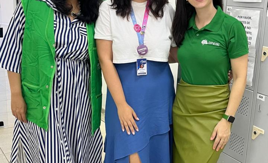 Imagem contendo Defensora Pública Raisa Bakker junta de outras duas assessoras no mutirão Defensoria com Elas.